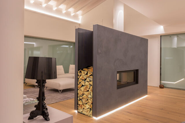 Il camino per separare la cucina dal soggiorno