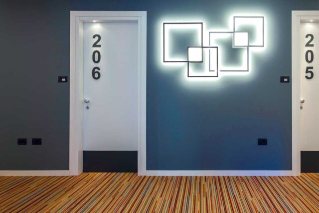 Geometrie e giochi di luce per un arredo dal design elegante