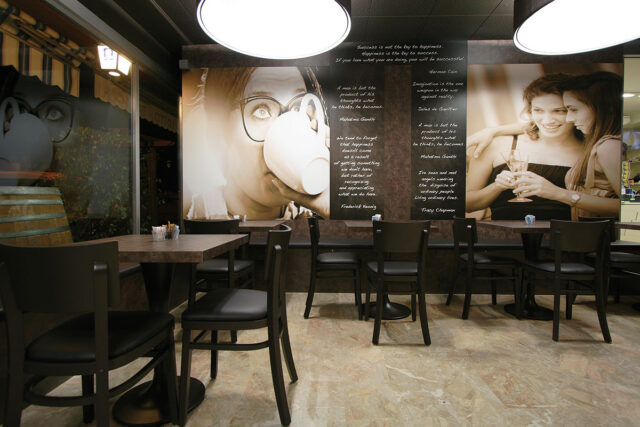 Bar dall’atmosfera calda ed accogliente che punta sugli arredi murali