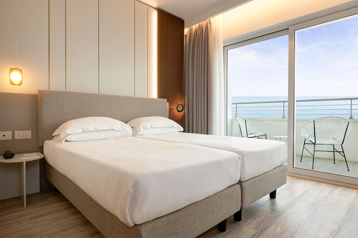 1-arredamento-hotel-raffinato-jesolo-legno-cannettato