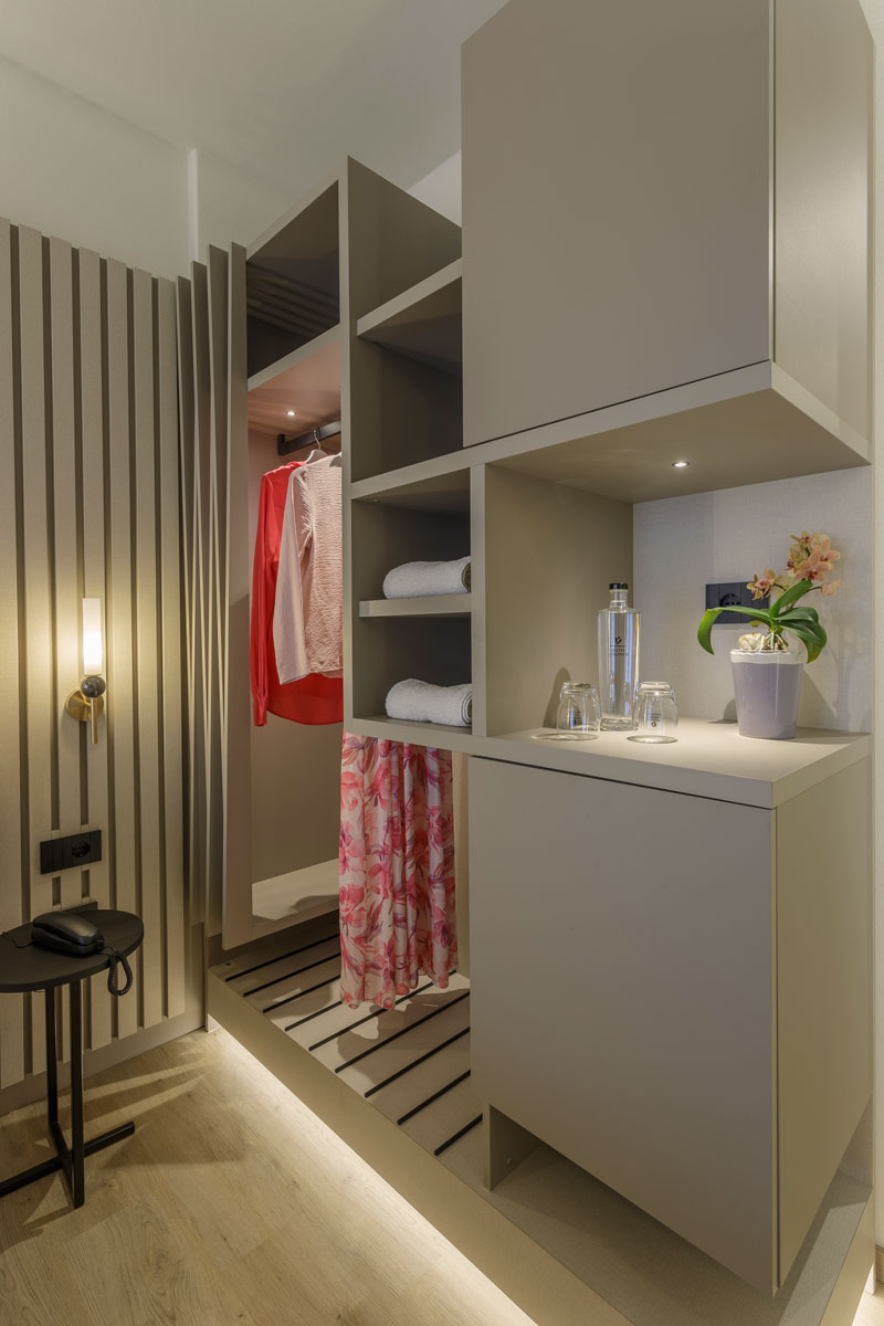 11-arredo-camera-hotel-brenzone-pannelli-doghe-legno-moderno