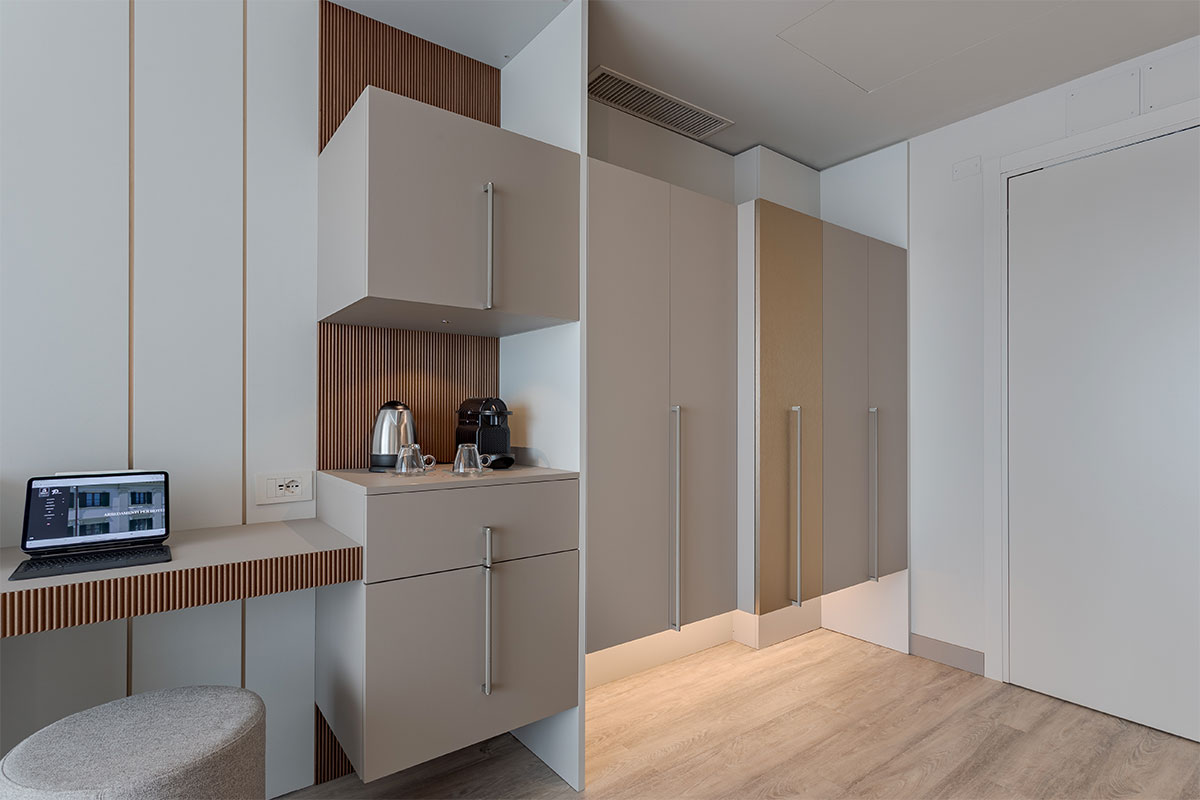 13-arredamento-hotel-raffinato-jesolo-legno-cannettato