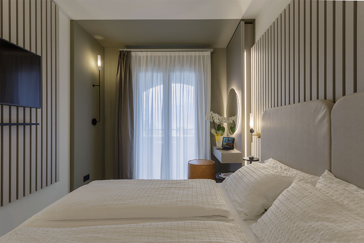 13-arredo-camera-hotel-brenzone-pannelli-doghe-legno-moderno