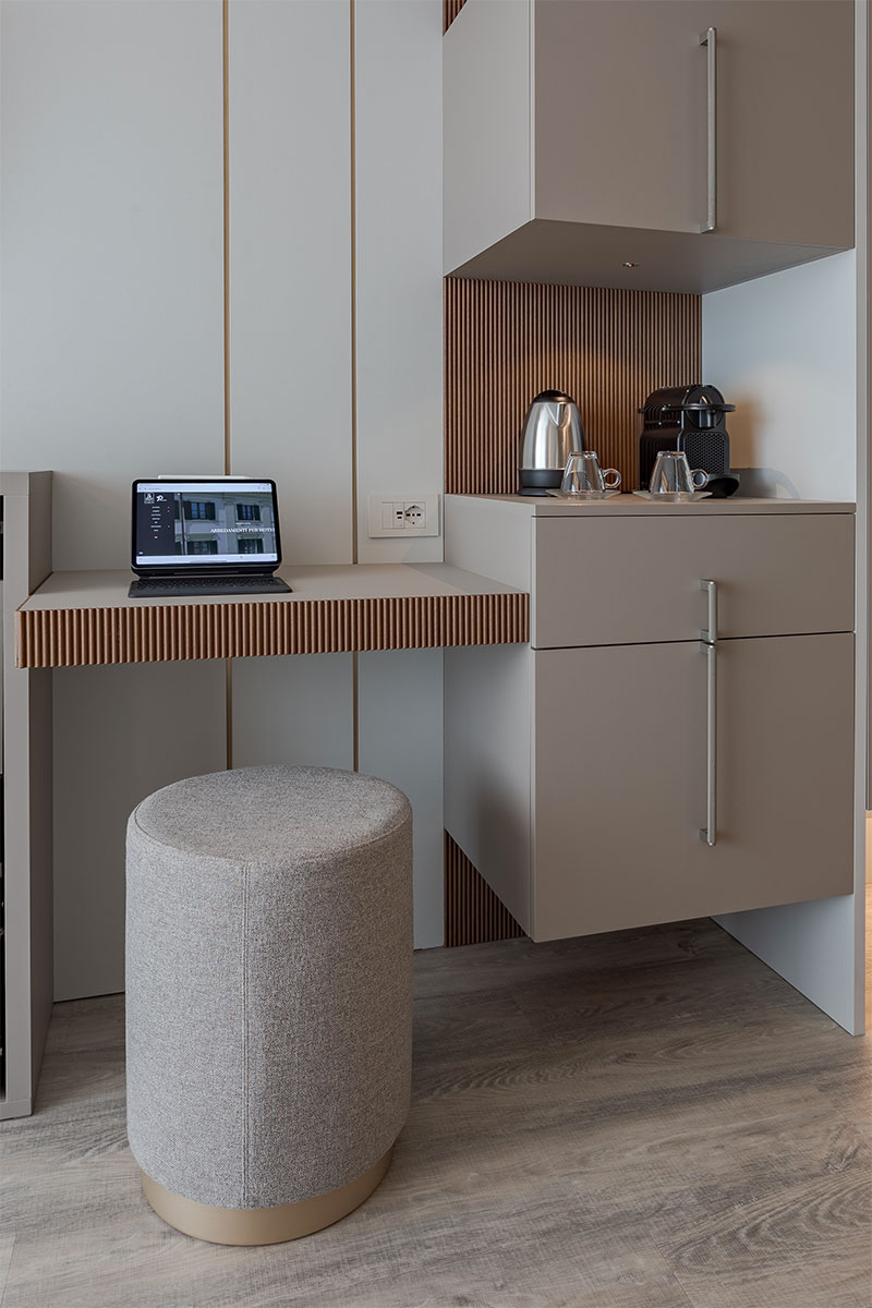 14-arredamento-hotel-raffinato-jesolo-legno-cannettato