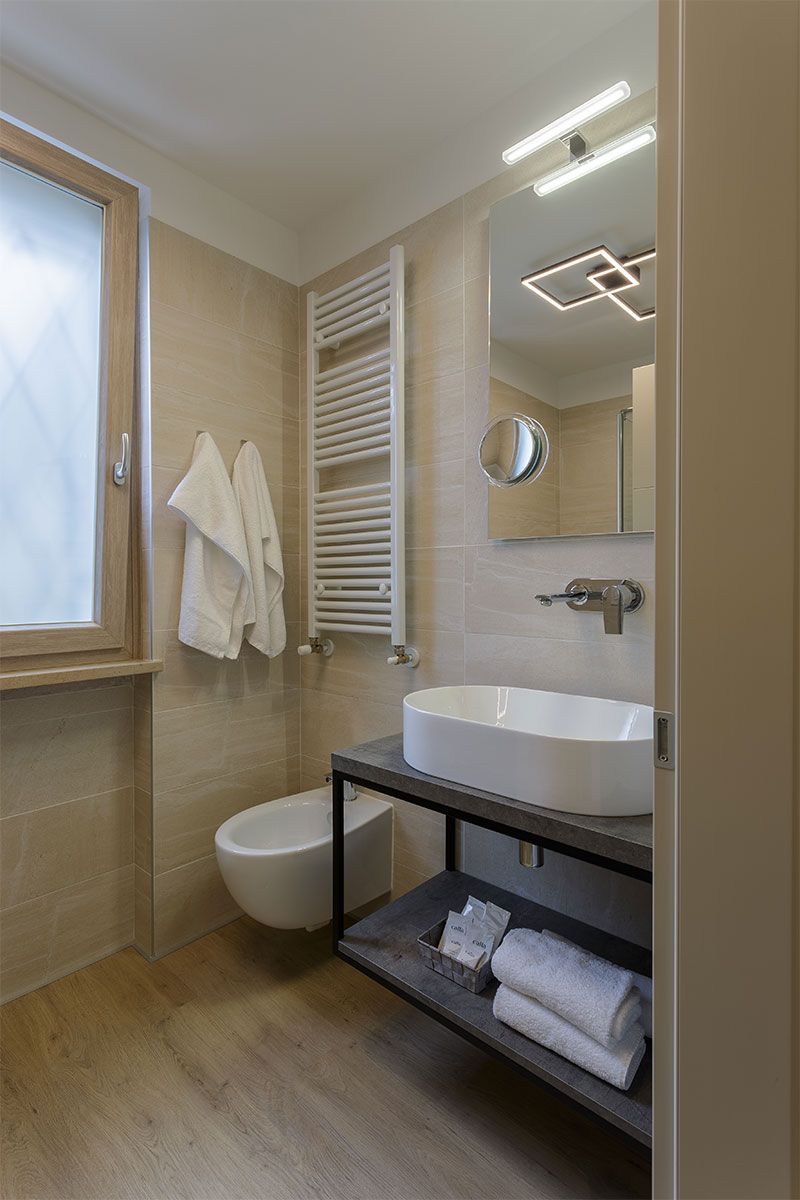 14-arredo-camera-hotel-brenzone-pannelli-doghe-legno-moderno