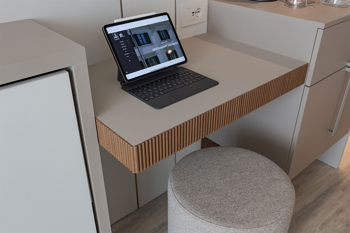 15-arredamento-hotel-raffinato-jesolo-legno-cannettato