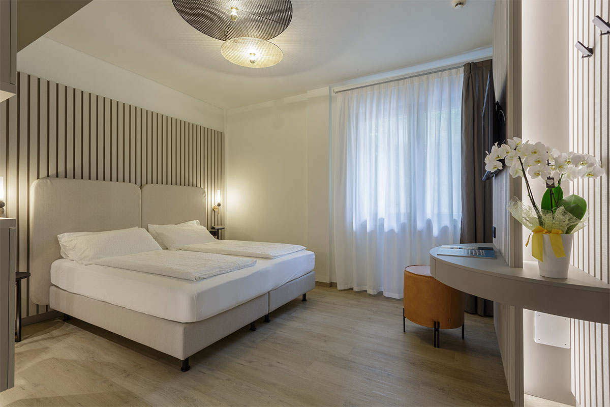 16-arredo-camera-hotel-brenzone-pannelli-doghe-legno-moderno