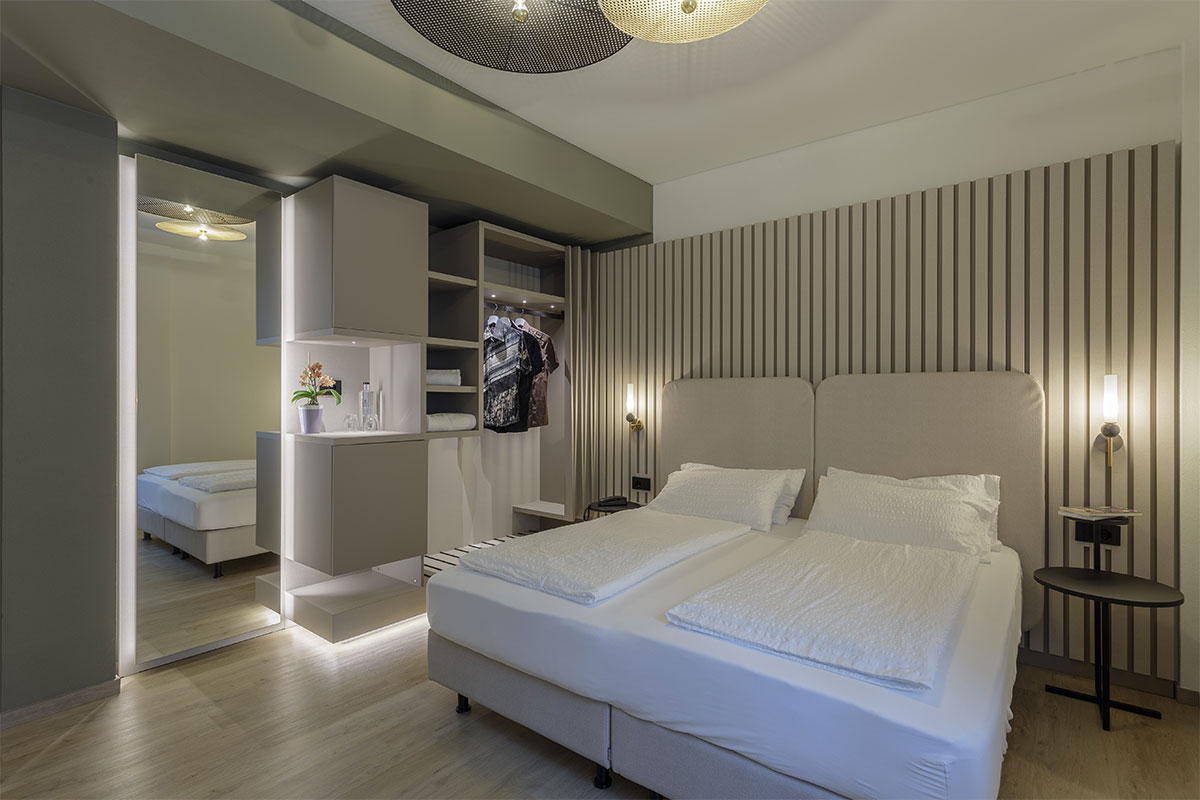 18-arredo-camera-hotel-brenzone-pannelli-doghe-legno-moderno