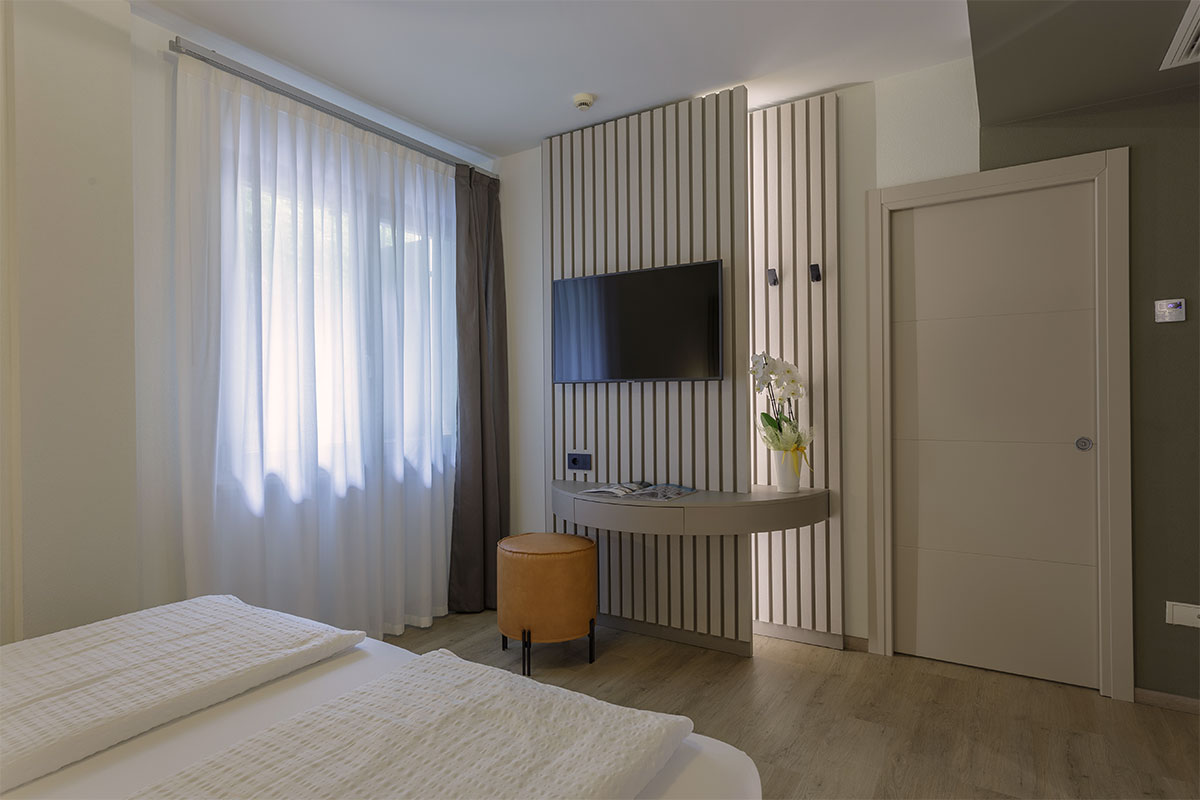20-arredo-camera-hotel-brenzone-pannelli-doghe-legno-moderno