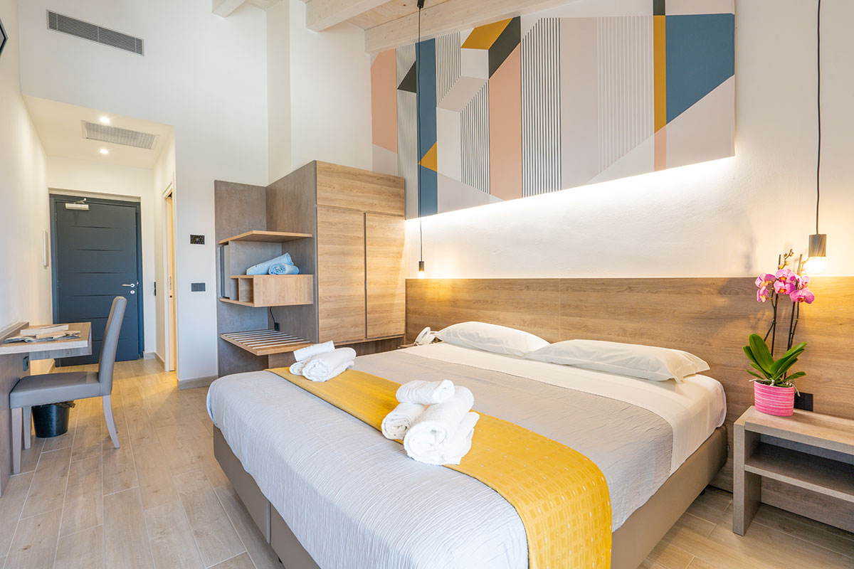 3-arredamento-su-misura-camere-hotel-moderno-sardegna