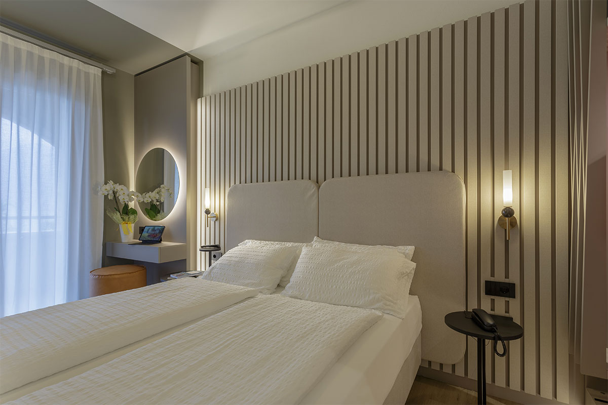 4-arredo-camera-hotel-brenzone-pannelli-doghe-legno-moderno