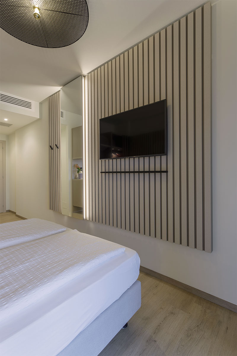7-arredo-camera-hotel-brenzone-pannelli-doghe-legno-moderno