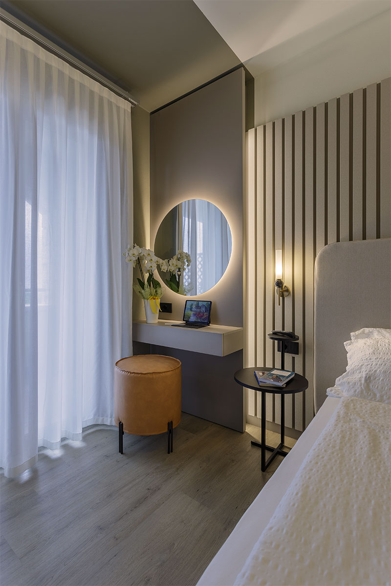 9-arredo-camera-hotel-brenzone-pannelli-doghe-legno-moderno