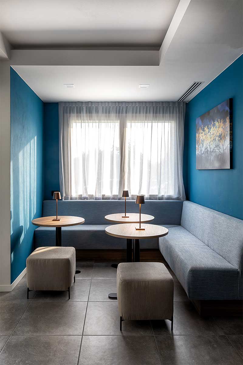 https://gruppo5.it/wp-content/uploads/2025/05/9-arredo-elegante-moderno-hall-boutique-hotel.jpg
