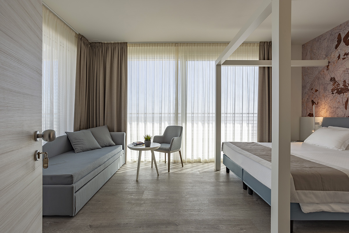 camera-hotel-doriana-letto-baldacchino-moderno-1