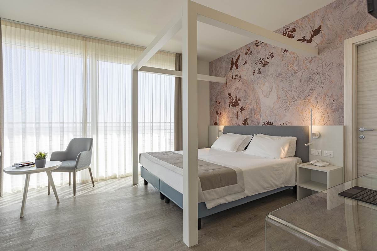 camera-hotel-doriana-letto-baldacchino-moderno-2