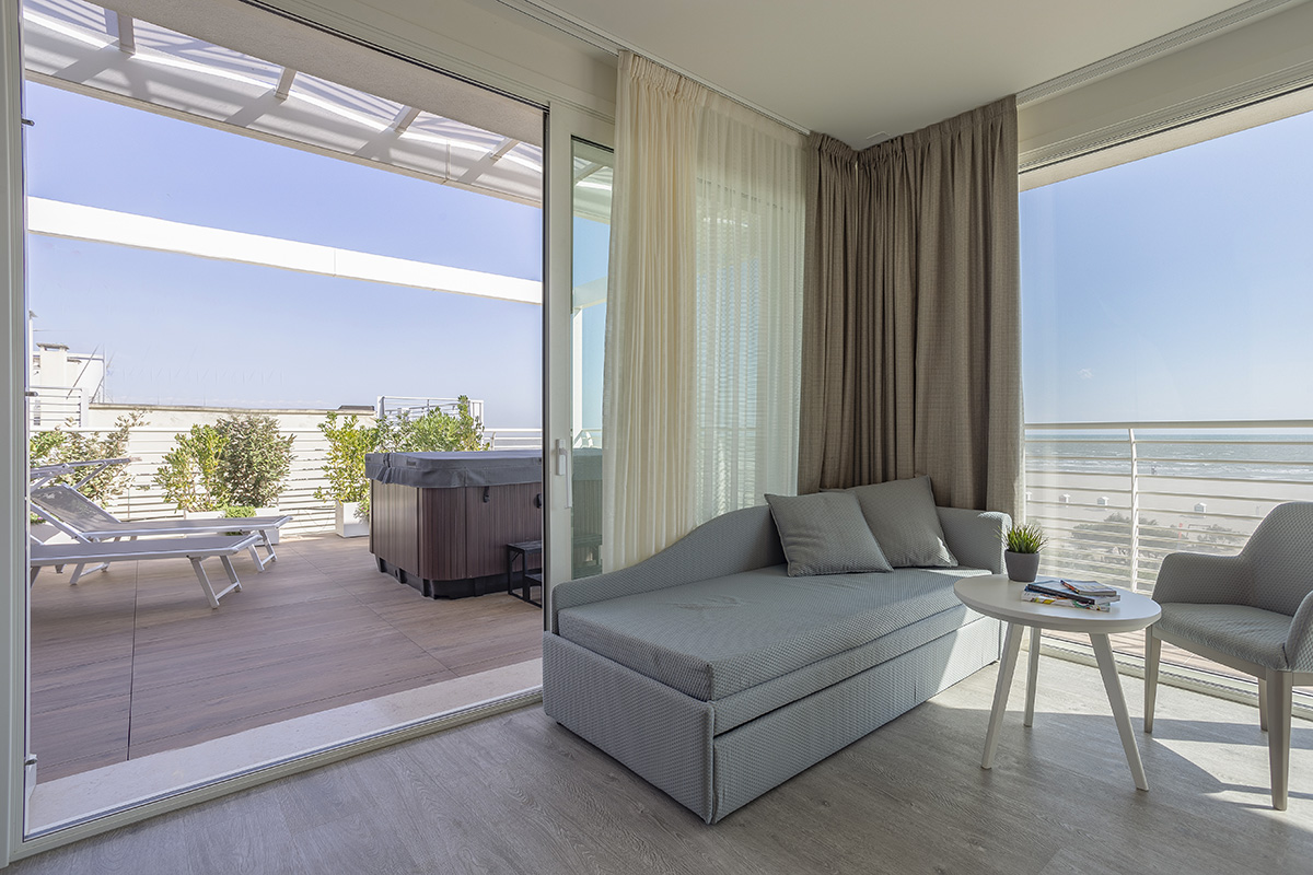 camera-hotel-doriana-letto-baldacchino-moderno-4