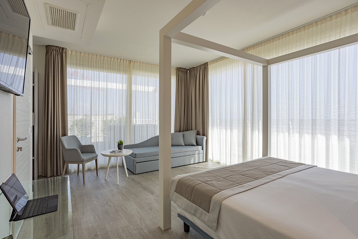 camera-hotel-doriana-letto-baldacchino-moderno-5