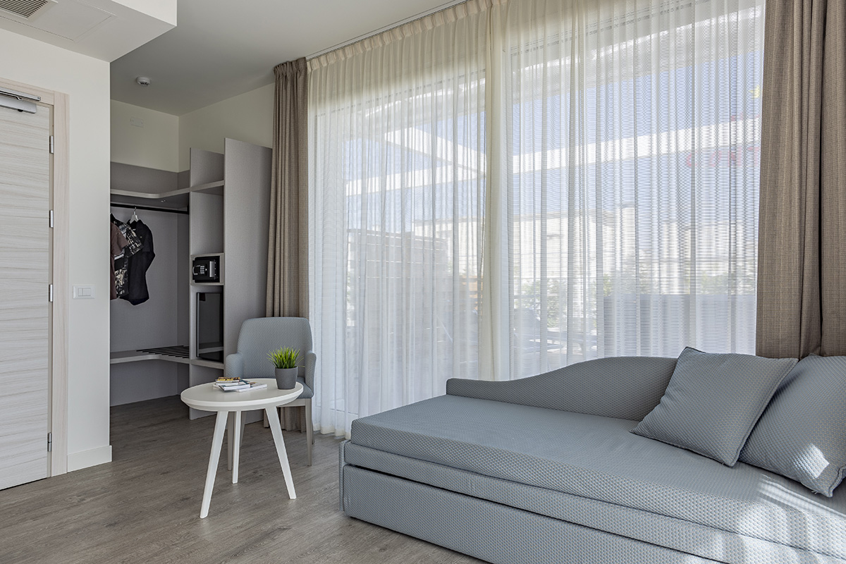 camera-hotel-doriana-letto-baldacchino-moderno-6