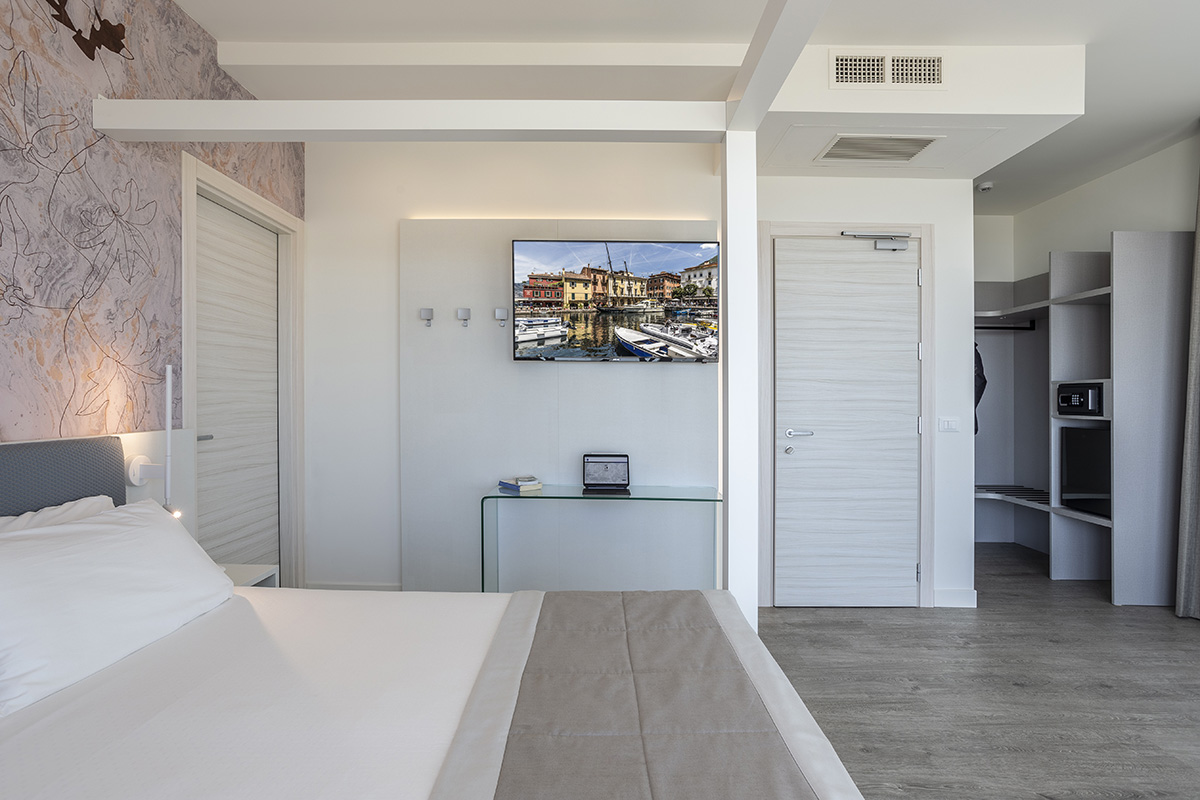 camera-hotel-doriana-letto-baldacchino-moderno-7