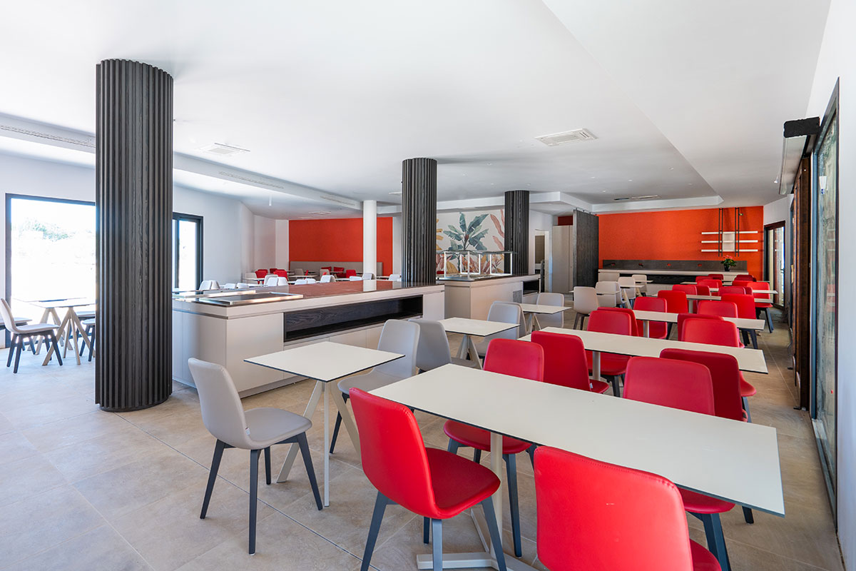 1-arredi-interni-esterni-ristorante-mare-sardegna