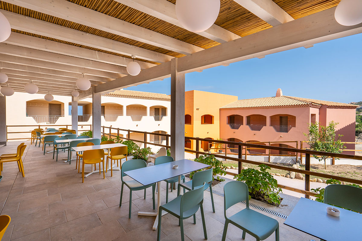 17-arredi-interni-esterni-ristorante-mare-sardegna