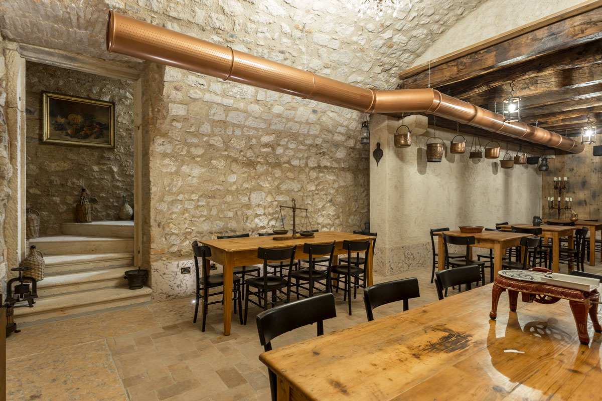 18-arredo-rustico-moderno-sala-degustazione