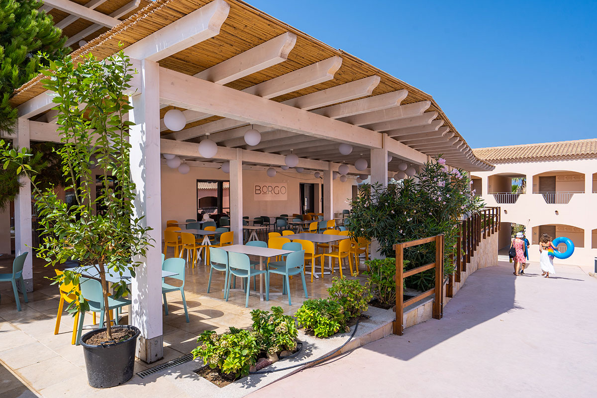 19-arredi-interni-esterni-ristorante-mare-sardegna