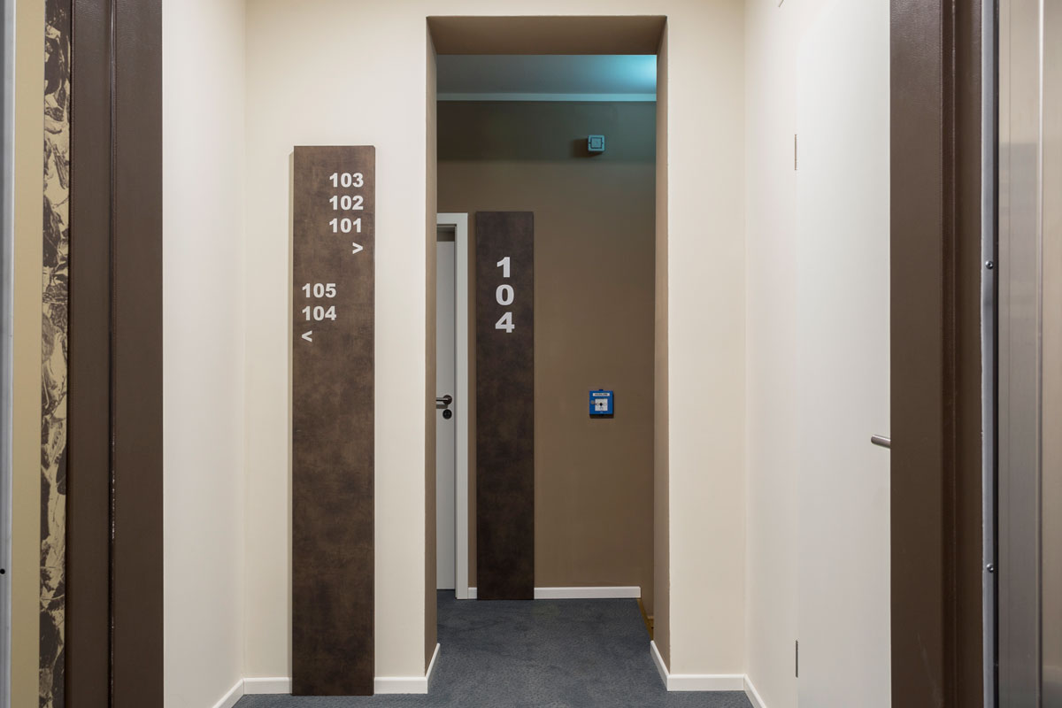 2-corridoio-hotel-arredamento-moderno