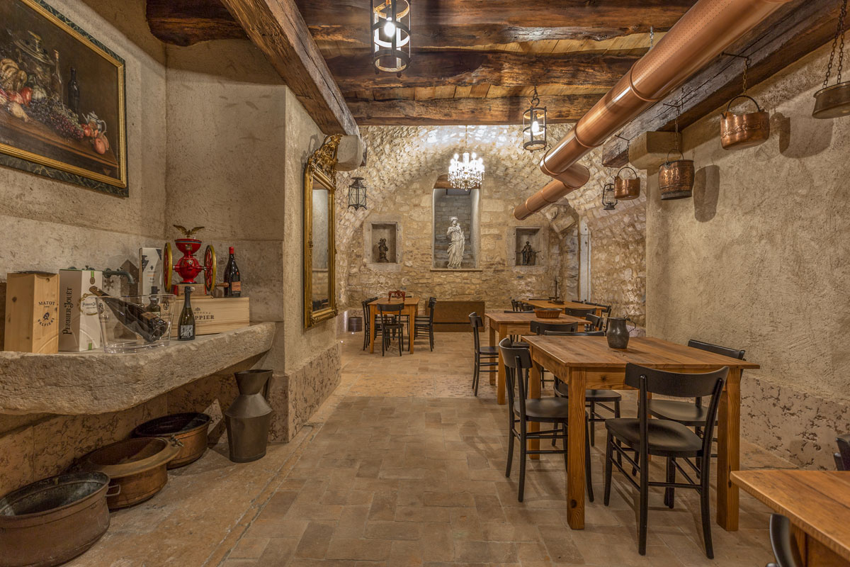 Progetto di arredamento su misura sala degustazione Villa Zoppi