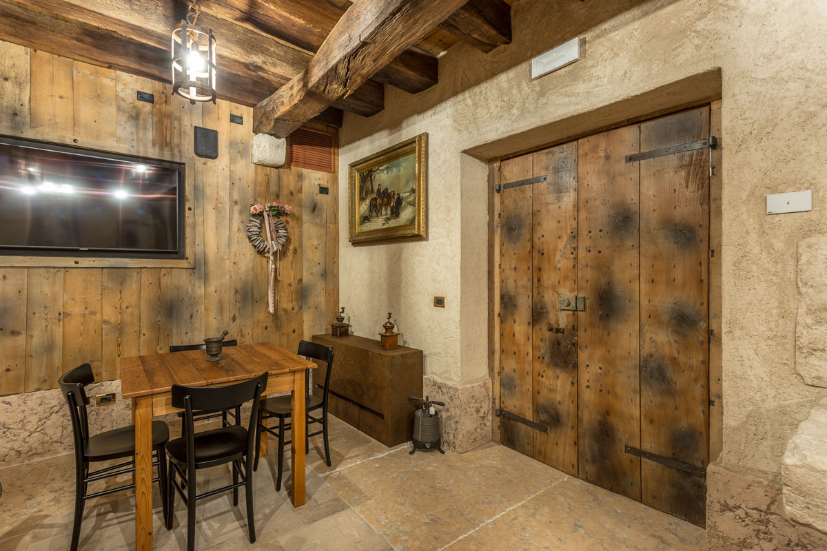 8-arredo-rustico-moderno-sala-degustazione