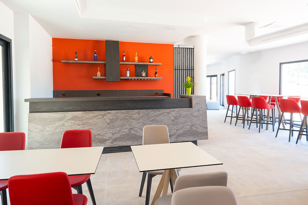 9-arredi-interni-esterni-ristorante-mare-sardegna