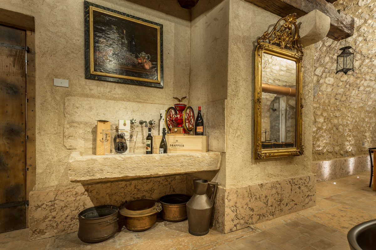 9-arredo-rustico-moderno-sala-degustazione