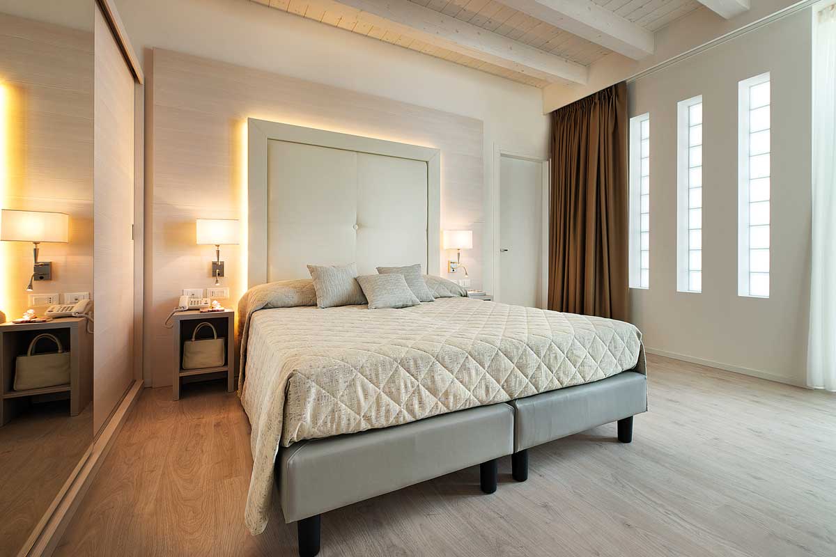 arredamenti-per-camere-hotel-moderno-jesolo-6