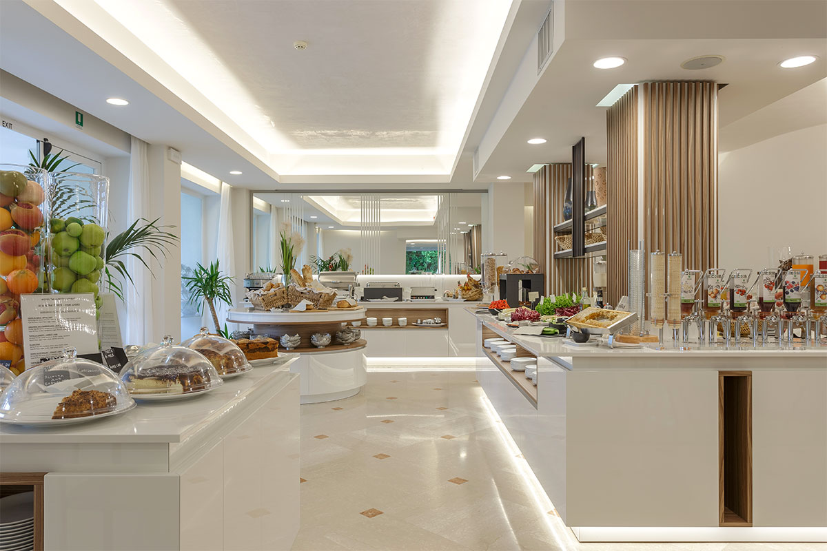 arredo-personalizzato-artigianale-sala-colazioni-hotel-lazise-12