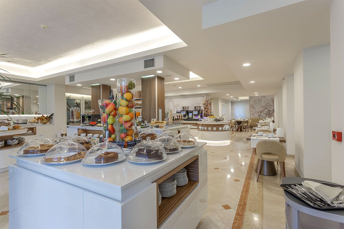 arredo-personalizzato-artigianale-sala-colazioni-hotel-lazise-13