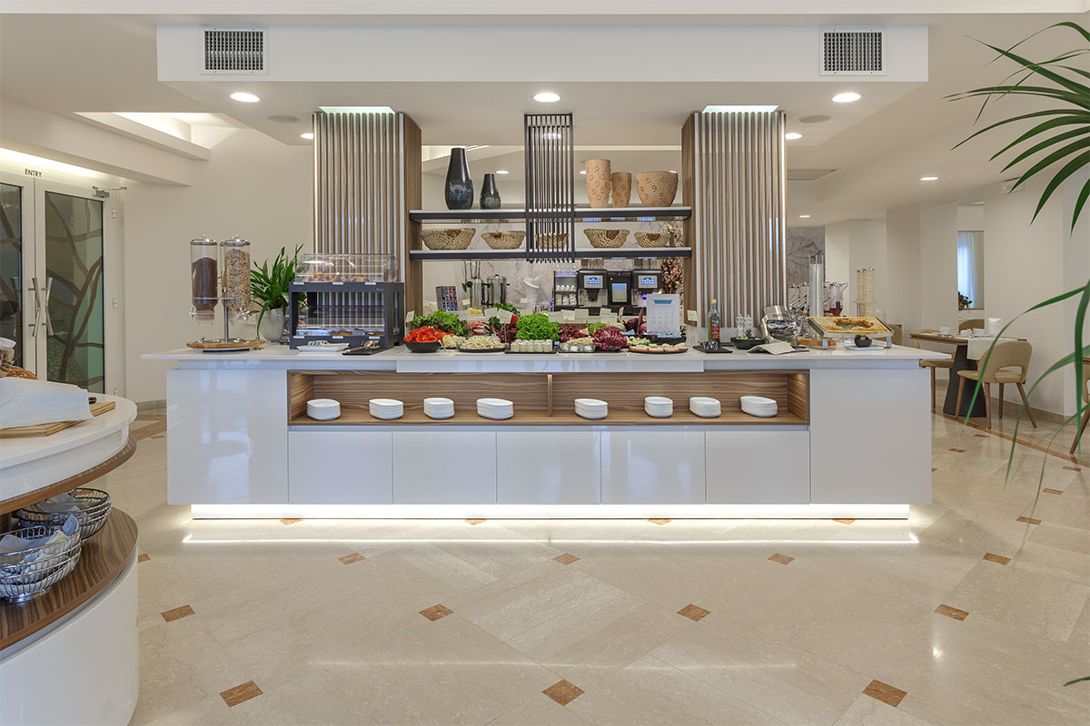 arredo-personalizzato-artigianale-sala-colazioni-hotel-lazise-14