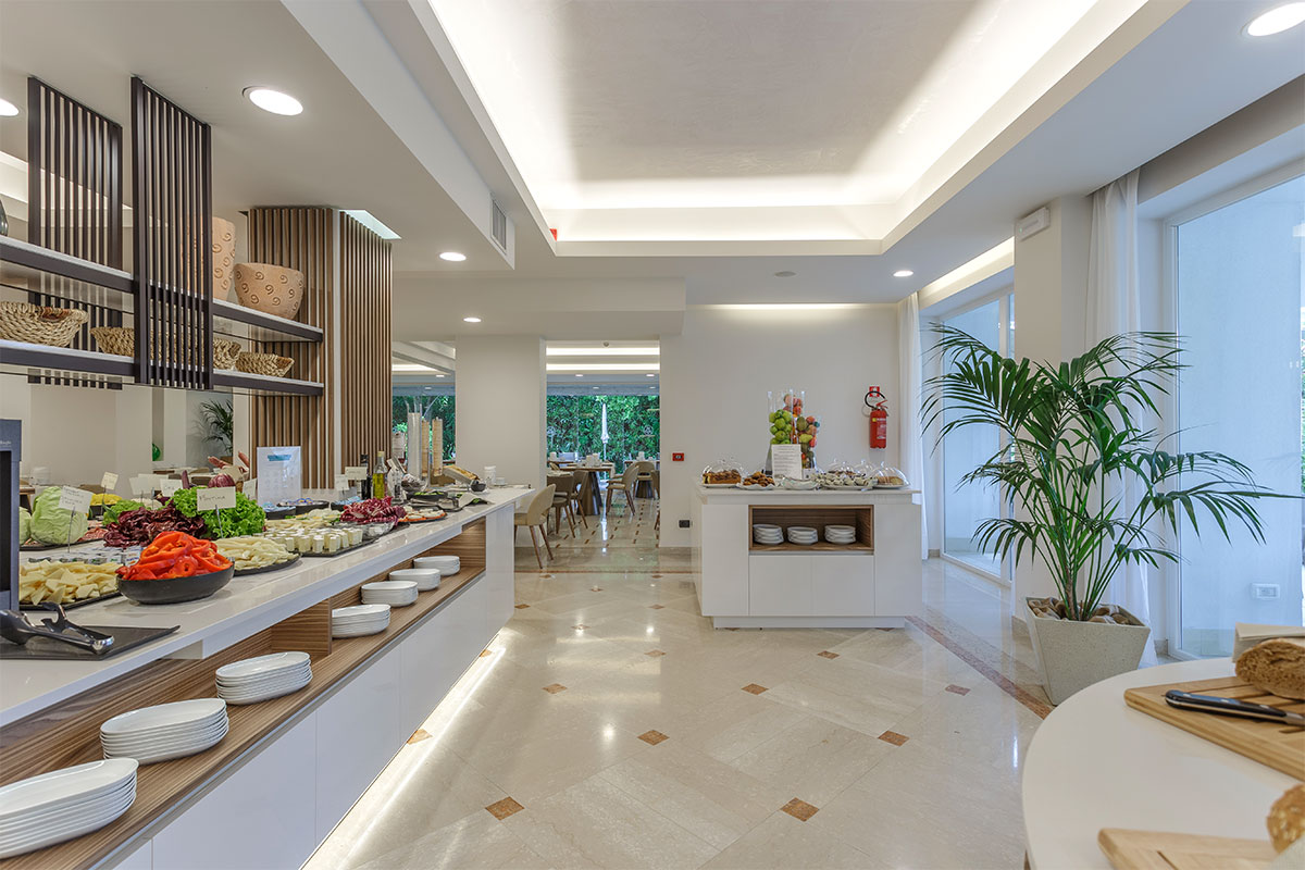 arredo-personalizzato-artigianale-sala-colazioni-hotel-lazise-15