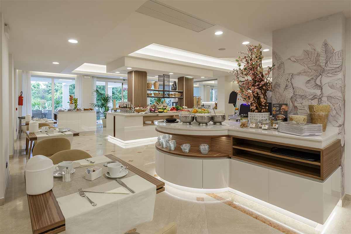 arredo-personalizzato-artigianale-sala-colazioni-hotel-lazise-16