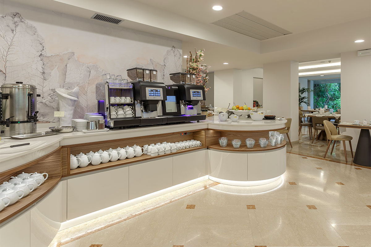 arredo-personalizzato-artigianale-sala-colazioni-hotel-lazise-18