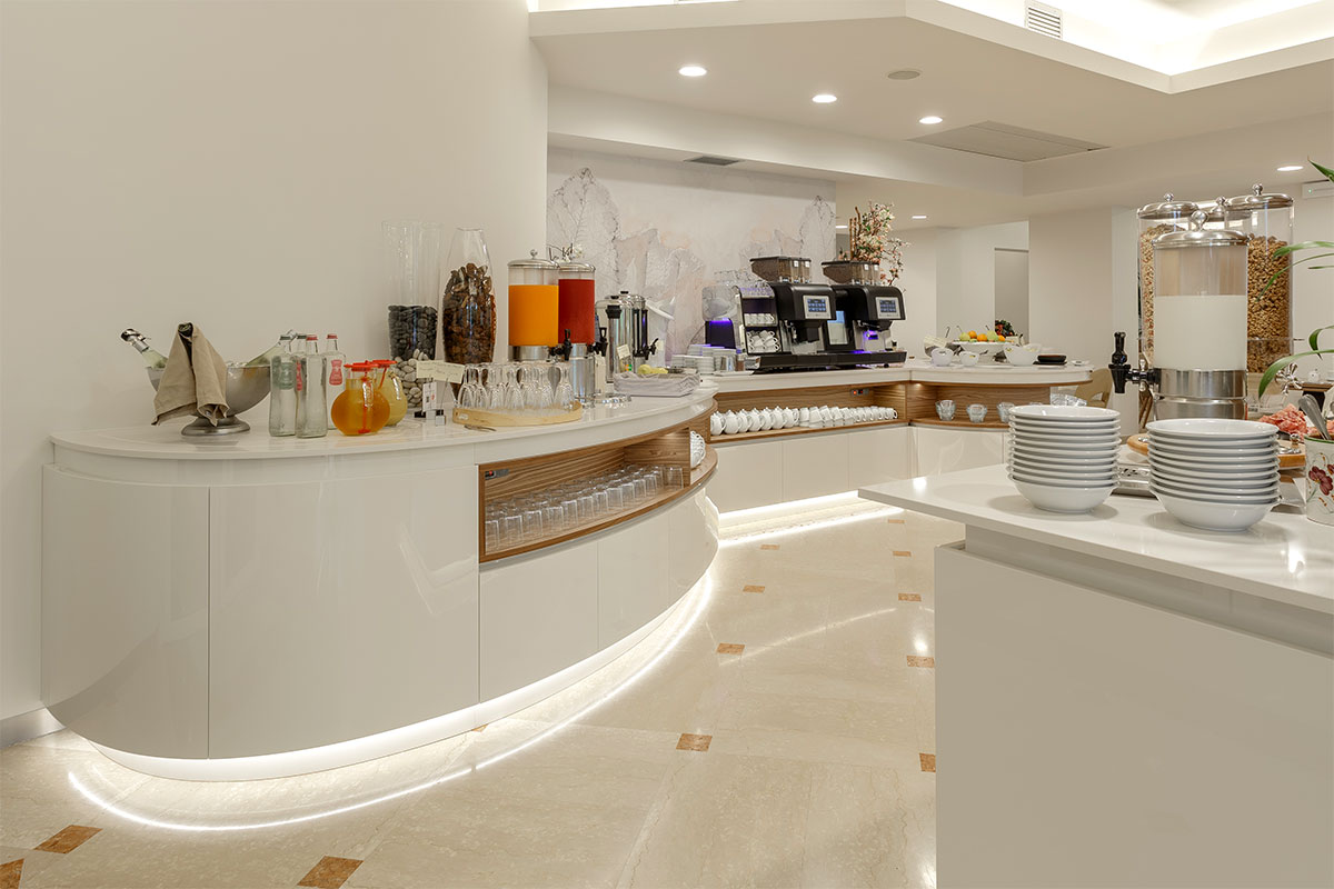 arredo-personalizzato-artigianale-sala-colazioni-hotel-lazise-19