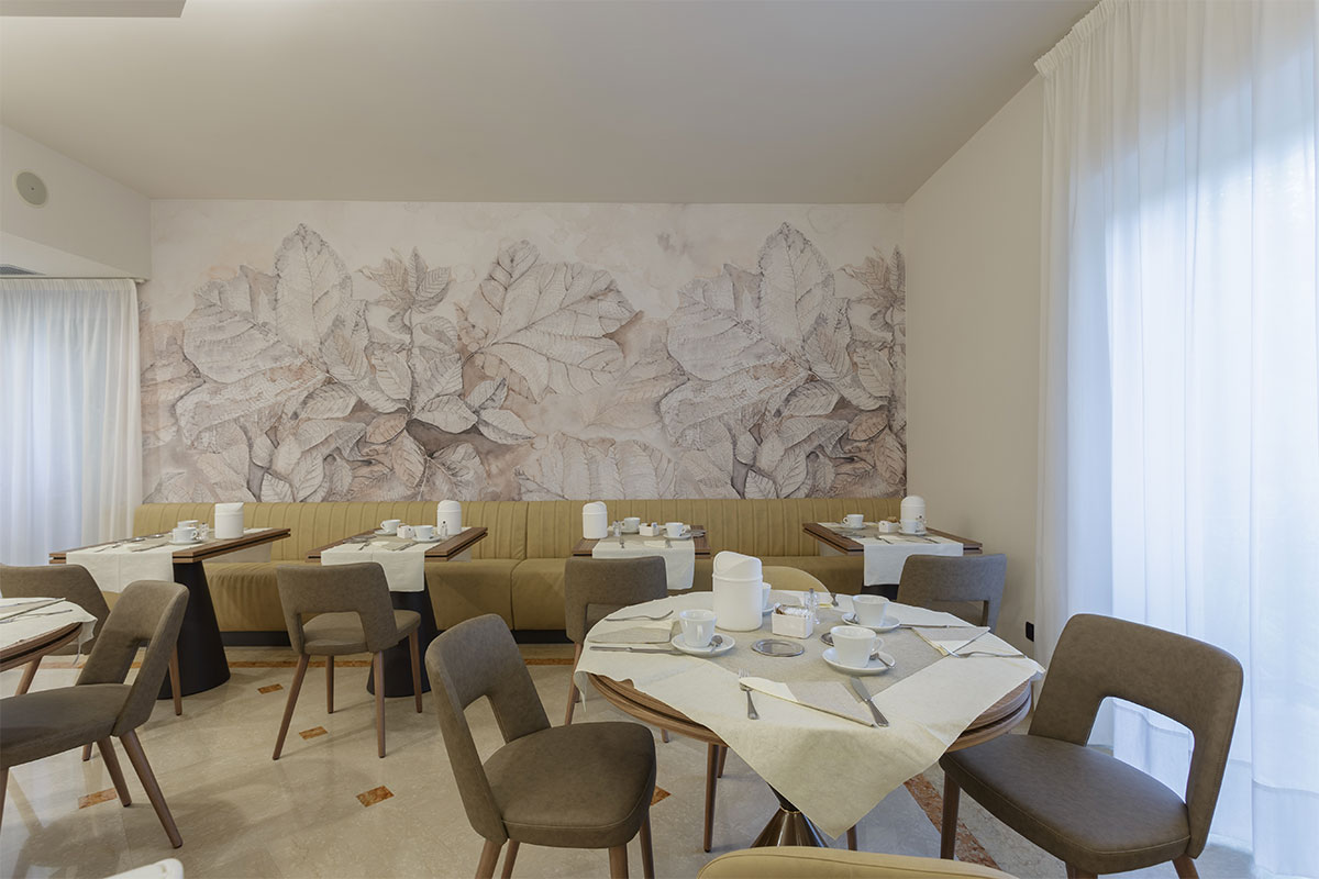 arredo-personalizzato-artigianale-sala-colazioni-hotel-lazise-2