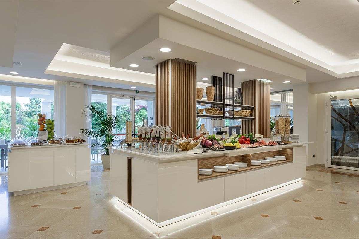 arredo-personalizzato-artigianale-sala-colazioni-hotel-lazise-20