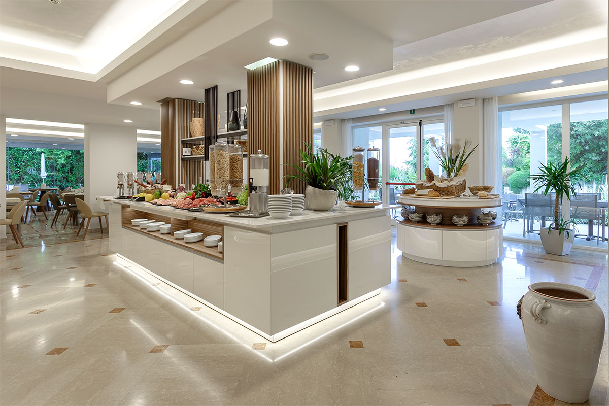 arredo-personalizzato-artigianale-sala-colazioni-hotel-lazise-21