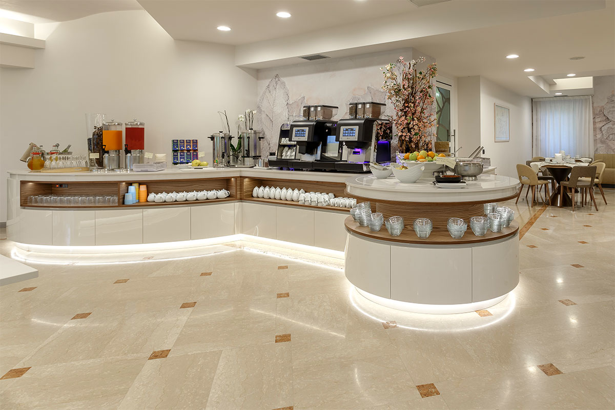 arredo-personalizzato-artigianale-sala-colazioni-hotel-lazise-22