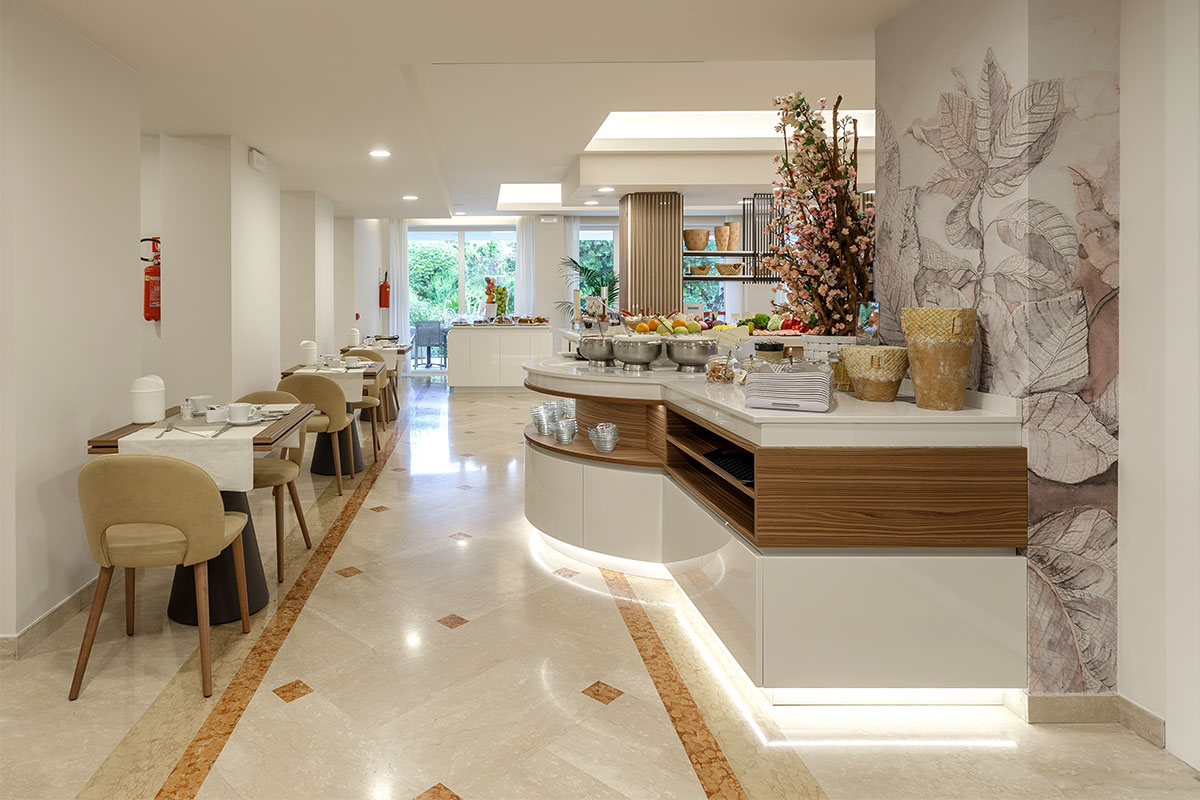 arredo-personalizzato-artigianale-sala-colazioni-hotel-lazise-24