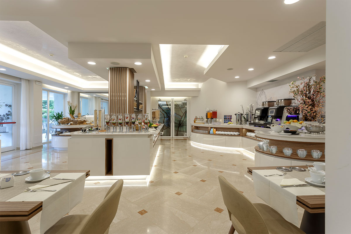 arredo-personalizzato-artigianale-sala-colazioni-hotel-lazise-25