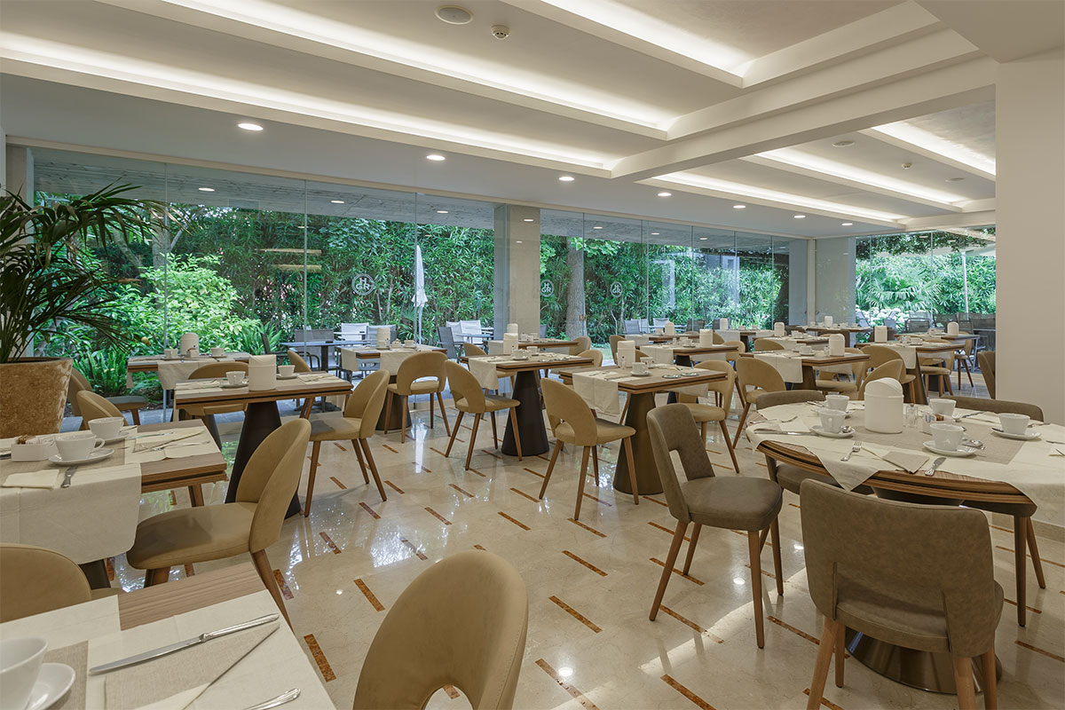 arredo-personalizzato-artigianale-sala-colazioni-hotel-lazise-3