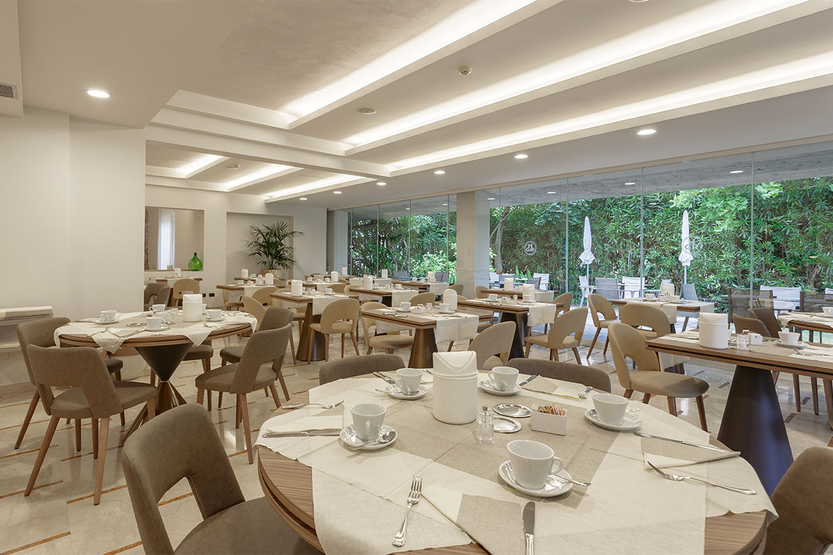 arredo-personalizzato-artigianale-sala-colazioni-hotel-lazise-4