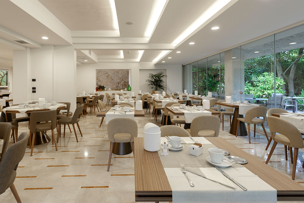 arredo-personalizzato-artigianale-sala-colazioni-hotel-lazise-5